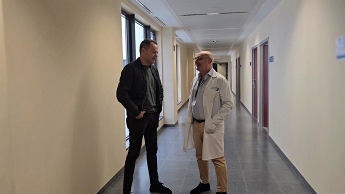 José Ramón, Paciente Curado Con CAR-T, Y El Doctor  Joaquín Martínez López, Jefe De Servicio De Hemarología Del Hospital 12 De Octubre