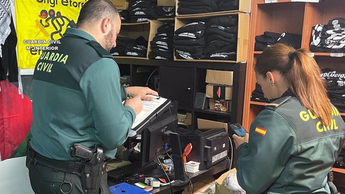 Operación de la Guardia Civil en Bilbao en la que se han localizado de 119 llaves de pugilato y 194 productos de contrabando.