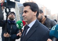 La pareja de Ayuso se niega a declarar a petición de sus abogados y sufre un golpe en la cabeza al salir