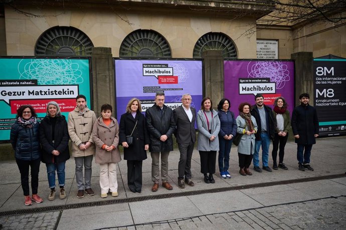 El vicepresidente primero del Gobierno de Navarra y consejero de Presidencia e Igualdad, Félix Taberna, y la directora gerente del Instituto Navarro para la Igualdad (INAI), Patricia Abad, presentan una campaña por el 8M.