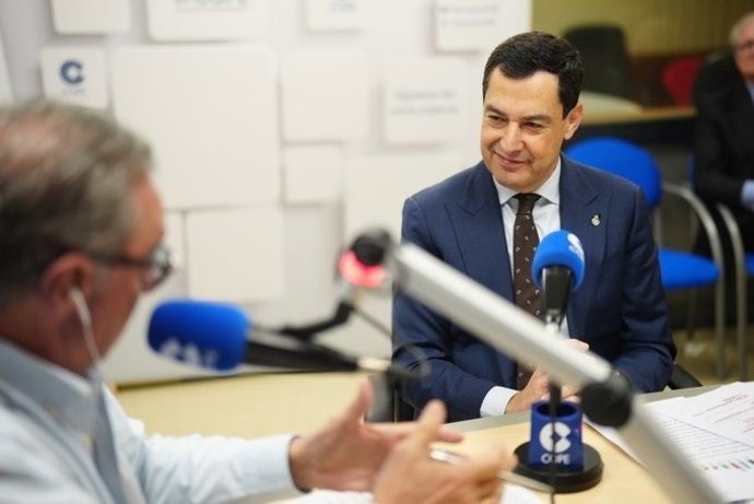 El presidente de la Junta de Andalucía, Juanma Moreno, en una entrevista con Carlos Herrera en la Cadena COPE.