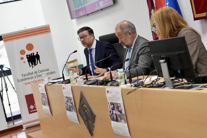 La UCLM comienza las jornadas para formar al profesorado ante la nueva prueba de acceso a la universidad.