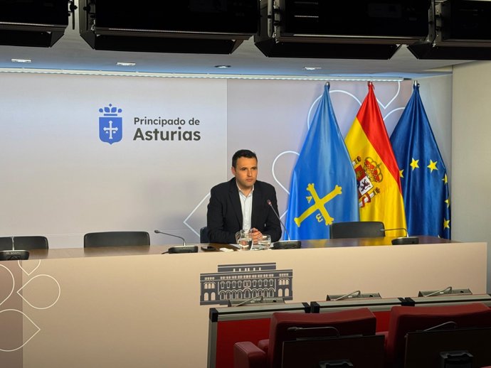 El consejero de Hacienda y portavoz del Gobierno asturiano, Guillermo Peláez, en rueda de prensa.