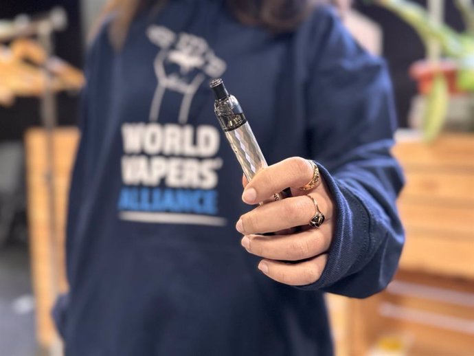 Miembro de la World Vapers' Alliance (WVA) muestra su dispositivo de vapeo