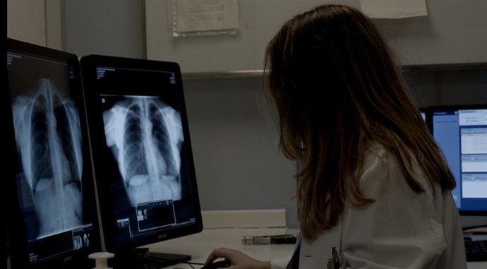 Profesional sanitaria consultando una prueba médica.