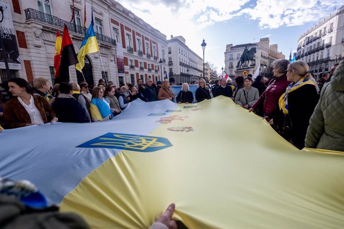 Decenas de personas durante una manifestación con motivo del tercer aniversario de la invasión armada rusa a gran escala contra Ucrania, en la Puerta del Sol, a 22 de febrero de 2025, en Madrid (España). El próximo lunes 24 de febrero se cumplirán tres añ