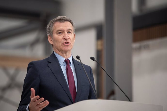 El presidente del Partido Popular, Alberto Núñez Feijóo, interviene ante los medios de comunicación durante una visita a la empresa Medgon, a 6 de febrero de 2025, en Carrión de los Condes, Palencia, Castilla y León (España). Durante su visita, Feijóo ha 