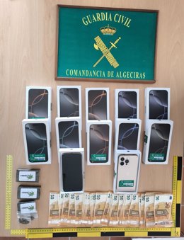 Teléfonos móviles y dinero incautado al detener a cuatro personas en San Roque.