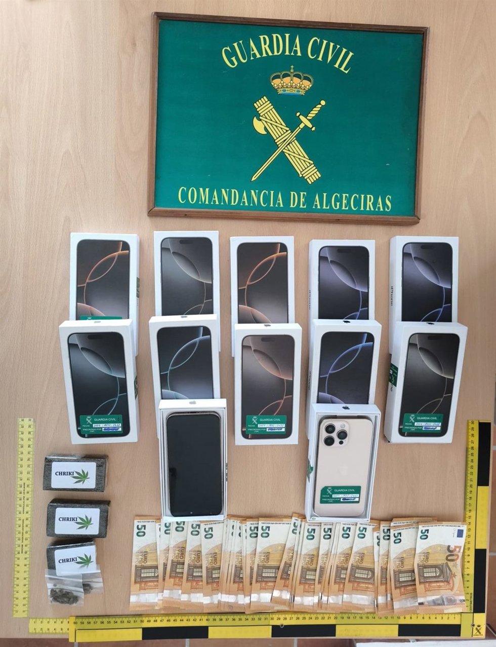 Teléfonos móviles y dinero incautado al detener a cuatro personas en San Roque.