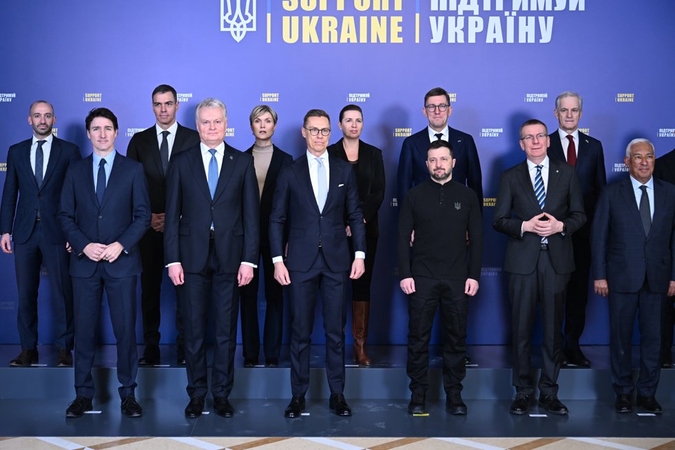 En la segunda fila, el presidente del Gobierno de España, Pedro Sánchez, posa junto a otros líderes políticos que participan en la cumbre internacional de apoyo a Ucrania, a 24 de febrero de 2025, en Kiev (Ucrania).