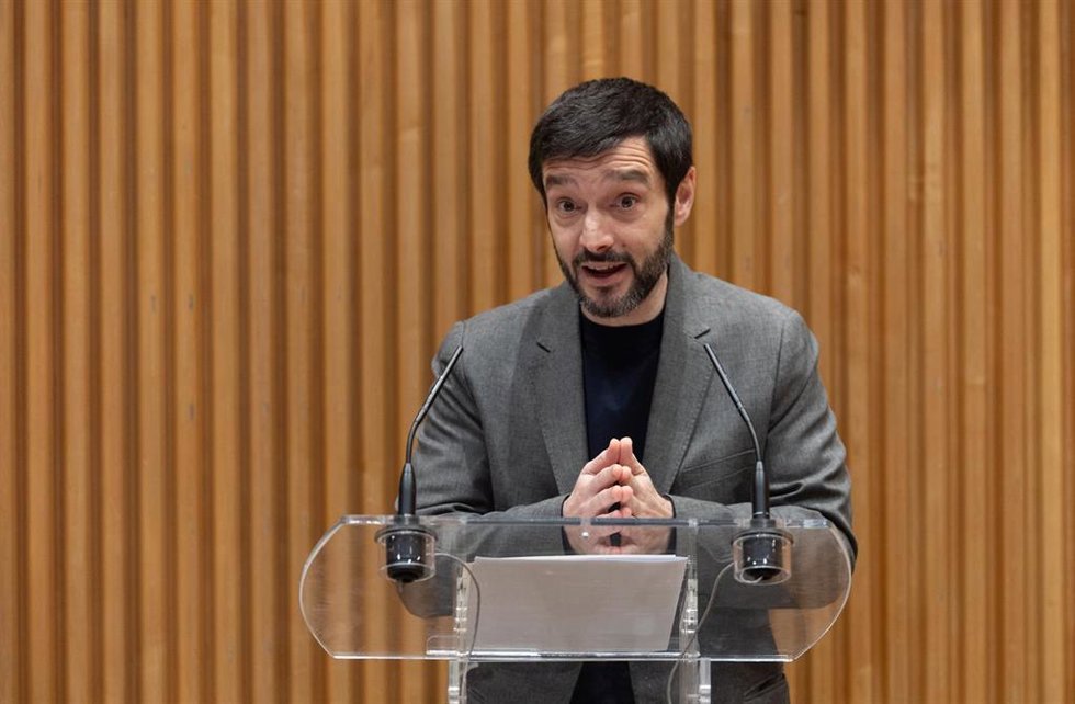 El ministro de Derechos Sociales, Consumo y Agenda 2030, Pablo Bustinduy, interviene durante la clausura de la jornada Plataforma del Voluntariado, en el Congreso de los Diputados, a 7 de febrero de 2025, en Madrid (España). El encuentro está organizado