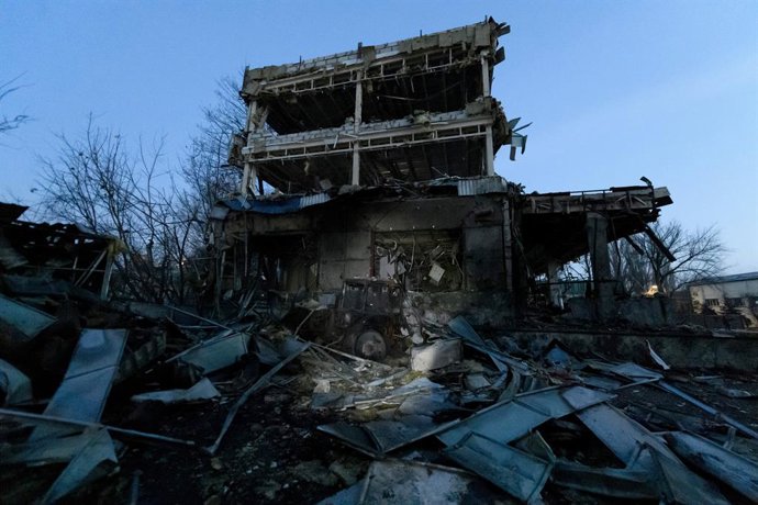 12 de fevereiro de 2025, Kiev, Ucrânia: KYIV, UCRÂNIA - 12 DE FEVEREIRO DE 2025 - Uma carregadeira calcinada está no prédio em escombros no distrito de Obolonskyi após um ataque de míssil balístico russo, em Kiev, capital da Ucrânia. Na madrugada desta qu