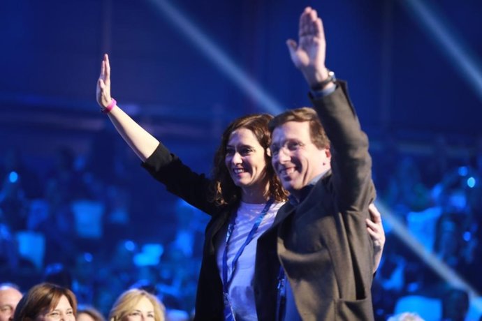 Archivo - La presidenta de la Comunidad, Isabel Díaz Ayuso, y el alcalde de Madrid, José Luis Martínez-Almeida