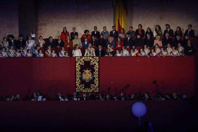 La alcaldesa de Valencia, María José Catalá, entrega las llaves de la ciudad a las Falleras durante la Crida de las Fallas 2025, en las Torres de Serranos