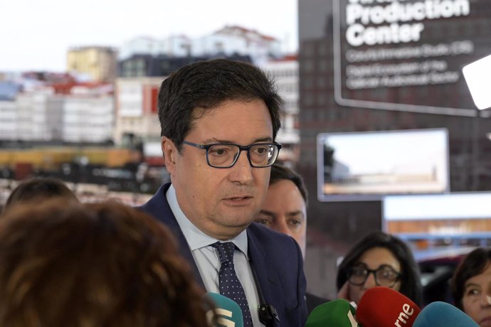 El ministro para la Transformación Digital y la Función Pública, Óscar López, interviene durante la inauguración de CEI Coruña Estudio Inmersivo, a 14 de febrero de 2025, en A Coruña, Galicia (España).