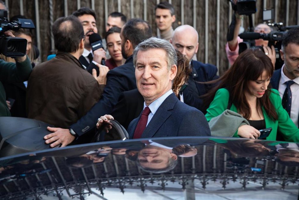 El presidente del PP, Alberto Núñez Feijóo, a su salida de la V edición del Foro ANFAC 2025, en el Palacio de Linares, a 20 de febrero de 2025, en Madrid (España).