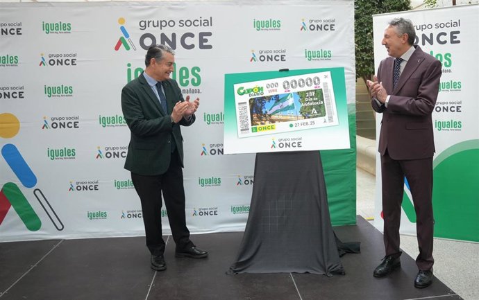 El delegado de la ONCE en Andalucía, Ceuta y Melilla, Cristóbal Martínez (d), junto al consejero de Presidencia, Interior, Diálogo Social y Simplificación Administrativa de la Junta, Antonio Sanz (i).