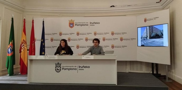 El concejal del área de Acción Social del Ayuntamiento de Pamplona, Txema Mauleón, y la concejala delegada de Recursos Humanos, Garbiñe Bueno