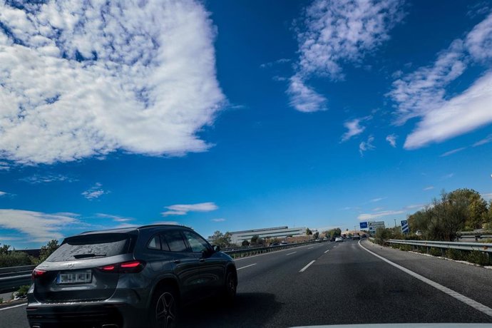 Archivo - Varios vehículos circulan por la M503, a 1 de octubre de 2024, en Madrid (España). Durante el mes de septiembre se han registrado 88 siniestros de tráfico mortales en los que han fallecido 101 personas. Destaca el aumento de fallecidos en furgon