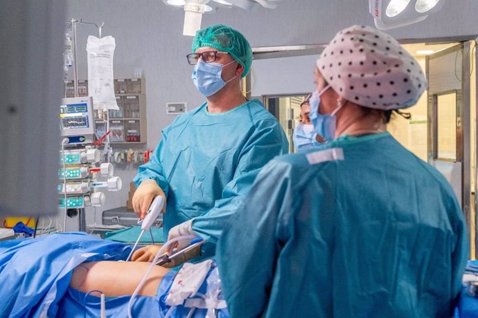 Especialistas de Cirugía Torácica realizan una operación.