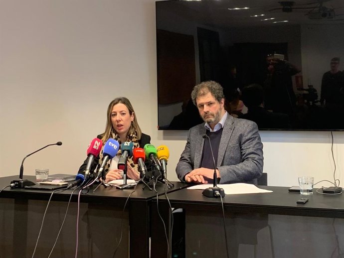 La decana del Ciccp, Sara Lobato, y el vicedecano, Ángel Matías, en rueda de prensa.