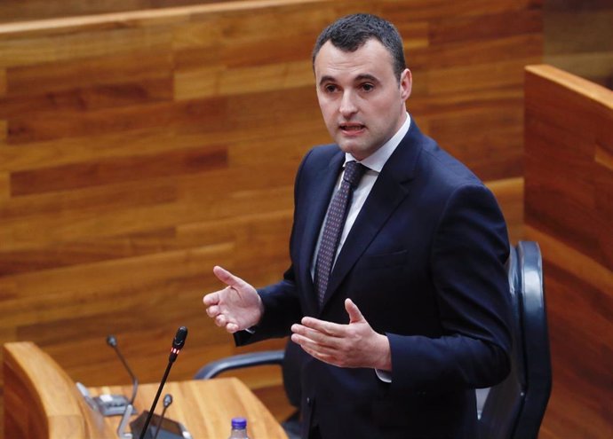 El consejero de Hacienda Guillermo Peláez intervine en el Pleno.