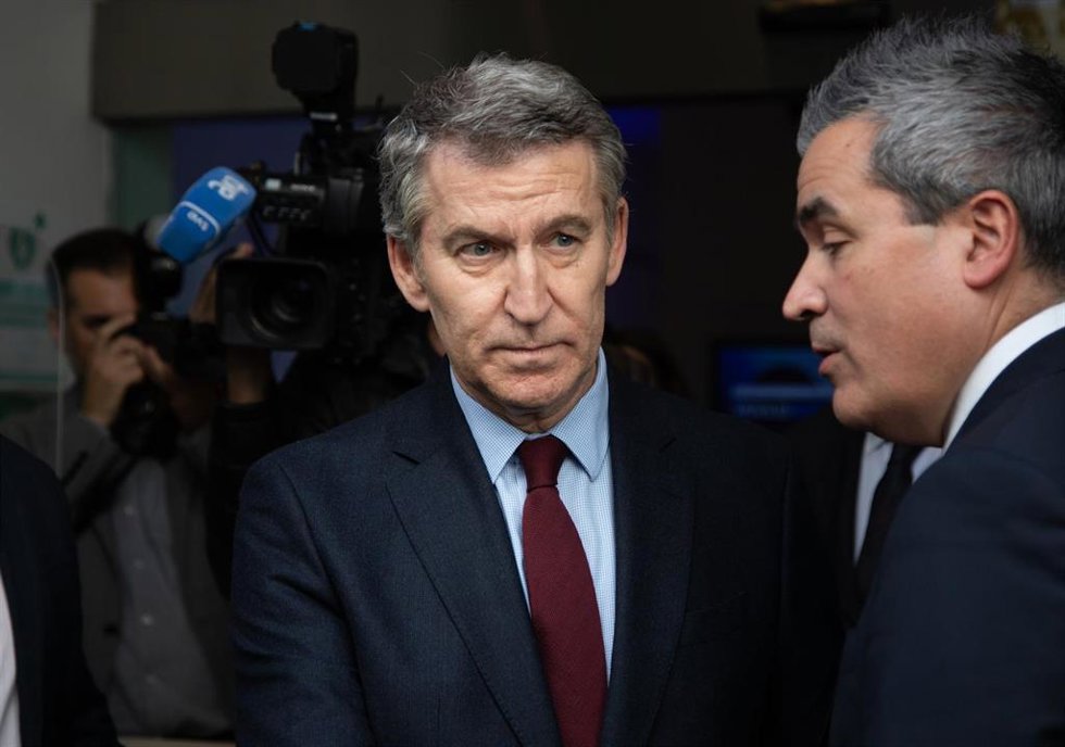 El presidente del PP, Alberto Núñez Feijóo, a su salida de la V edición del Foro ANFAC 2025, en el Palacio de Linares, a 20 de febrero de 2025, en Madrid (España).