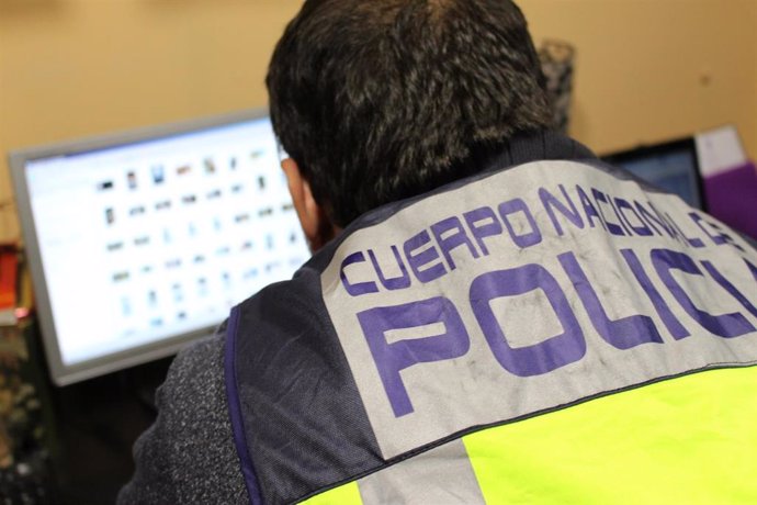 Archivo - Agente de la Policía Nacional