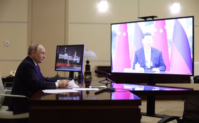 Archivo - January 21, 2025, Odintsovsky District, Moscow Oblast, Russia: Russian President Vladimir Putin, holds a video conference meeting with Chinese President Xi Jinping from the Novo-Ogaryovo state residence, January 21, 2025 in Odintsovsky District,