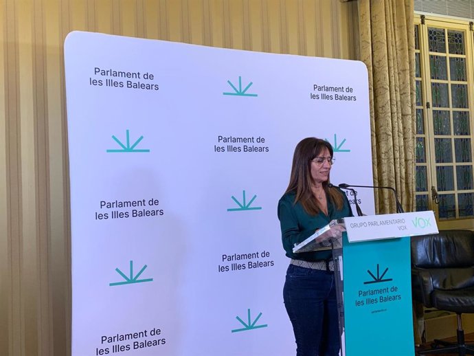 Archivo - La portavoz de Vox en el Parlament, Manuela Cañadas, en rueda de prensa. Archivo.