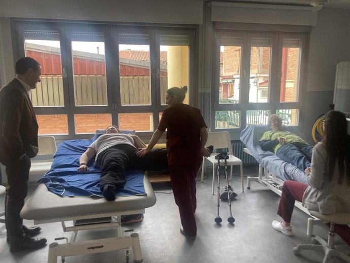 Íscar (i), durante su visita a las instalaciones de la Asociación de Esclerosis Múltiple de Valladolid.