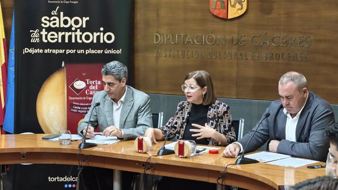 El presidente de la DOP, Ángel Pacheco (dcha), representante de Diputación de Cáceres (centro) Antonia Molina y director de la DOP, Javier Muñoz, (izq) durante la rueda de prensa de presentación del Informe de Datos Económicos 2024