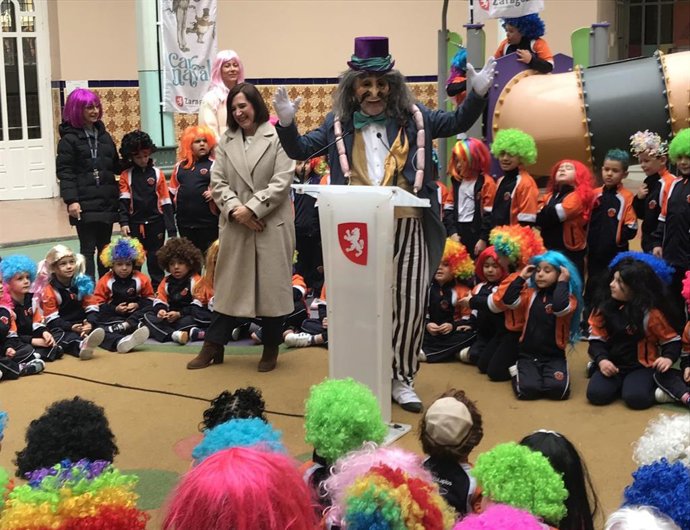 La consejera minicipal de Cultura, Educación y Turismo, Sara Fernández, y el Conde de Salchichón en el Colegio Escuelas Pías de San José de Calasanz presentan el carnaval
