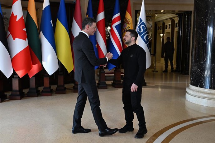 O primeiro-ministro da Espanha, Pedro Sánchez (à esquerda), e o presidente da Ucrânia, Volodímir Zelenski (à direita), cumprimentam-se na chegada à cúpula internacional em apoio à Ucrânia, em 24 de fevereiro de 2025, em Kiev (Ucrânia). A cúpula está sendo