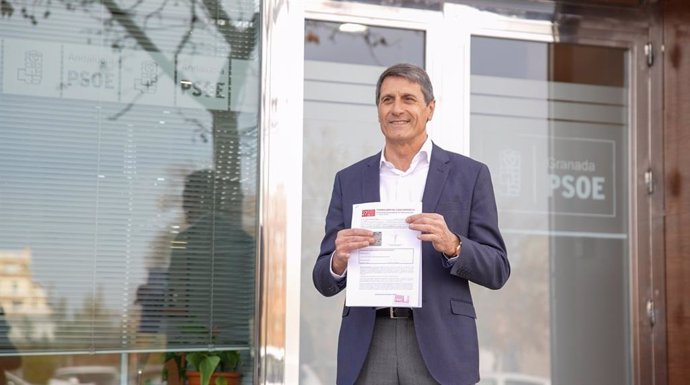 Pedro Fernández, este lunes ante la sede del PSOE de Granada