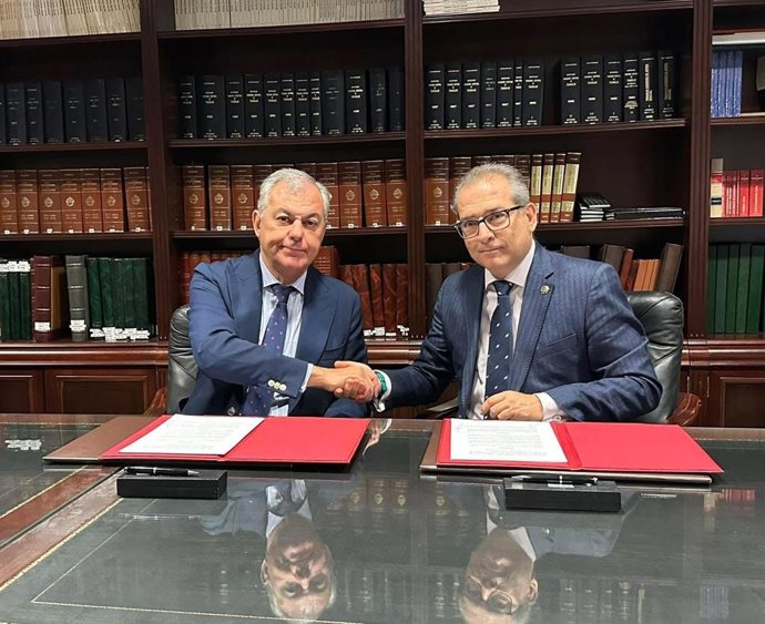 Firma de renovación del convenio entre el Colegios de Graduados Sociales de Sevilla y el Ayuntamiento de Sevilla.