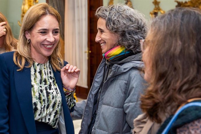 La presidenta de la Diputación de Cádiz, Almudena Martínez, y Susana Domínguez, presidenta de JereLesGay de Jerez.