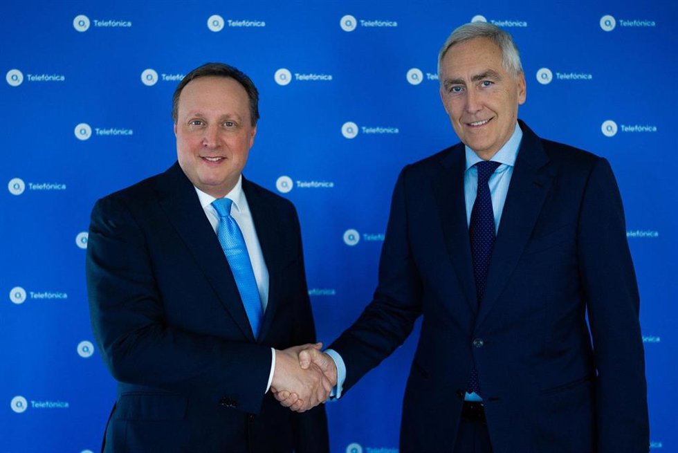 Archivo - El consejero delegado de Telefónica Alemania, Markus Haas, y el presidente del consejo de supervisión de Telefónica Alemania, Peter Lscher