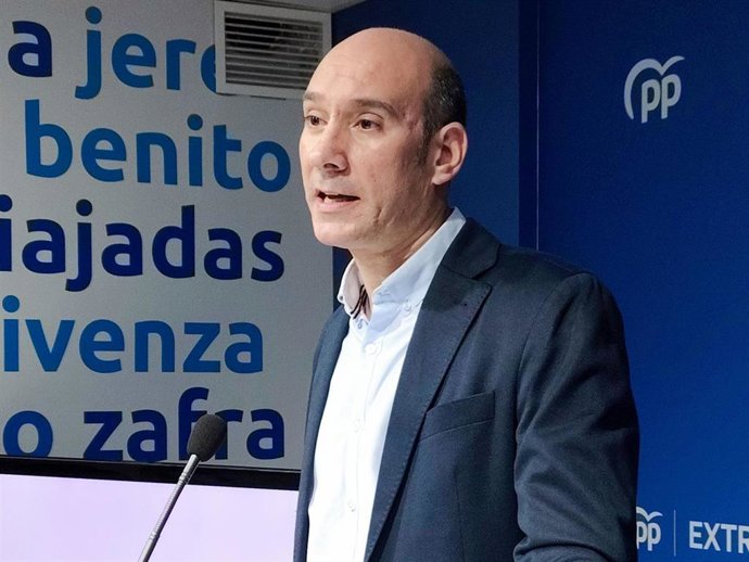 El portavoz del PP de Extremadura, José Ángel Sánchez Juliá, en una rueda de prensa en Mérida.