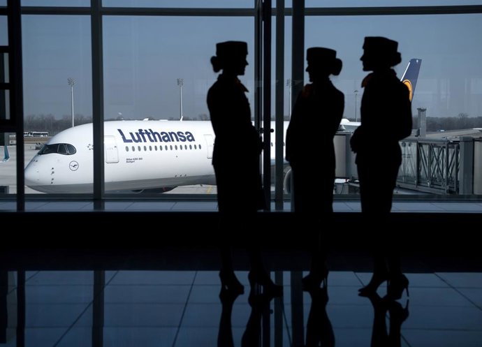 Archivo - FILED - 16 March 2017, Bayern, München: Flight attendants of Deutsche Lufthansa AG stand at the airport in Munich. 