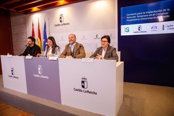 La consejera de Bienestar Social, Bárbara García Torijano, y el director gerente del Servicio de Salud de Castilla-La Mancha, Alberto Jara, han suscrito un convenio de colaboración con las entidades Apanas y Crecer.