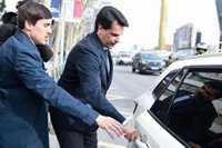 Más Madrid y PSOE critican la "huida" de Ayuso a Extremadura y el silencio de su novio en los tribunales