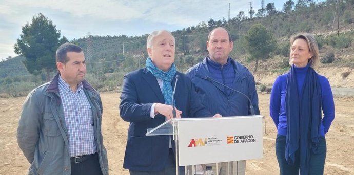 Octavio López junto al alcalde de Fayón, Roberto Cabestany; el presidente de la Comarca Bajo Aragón-Caspe, Javier Nicolás, y la directora gerente de SVA, Inmaculada Aured.