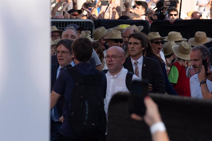 Archivo - El abogado del expresidente Carles Puigdemont, Gonzalo Boye en las inmediaciones del Arc de Triomf, donde Puigdemont ha ofrecido un discurso en un acto organizado por entidades independentistas, a 8 de agosto de 2024, en Barcelona, Catalunya (Es