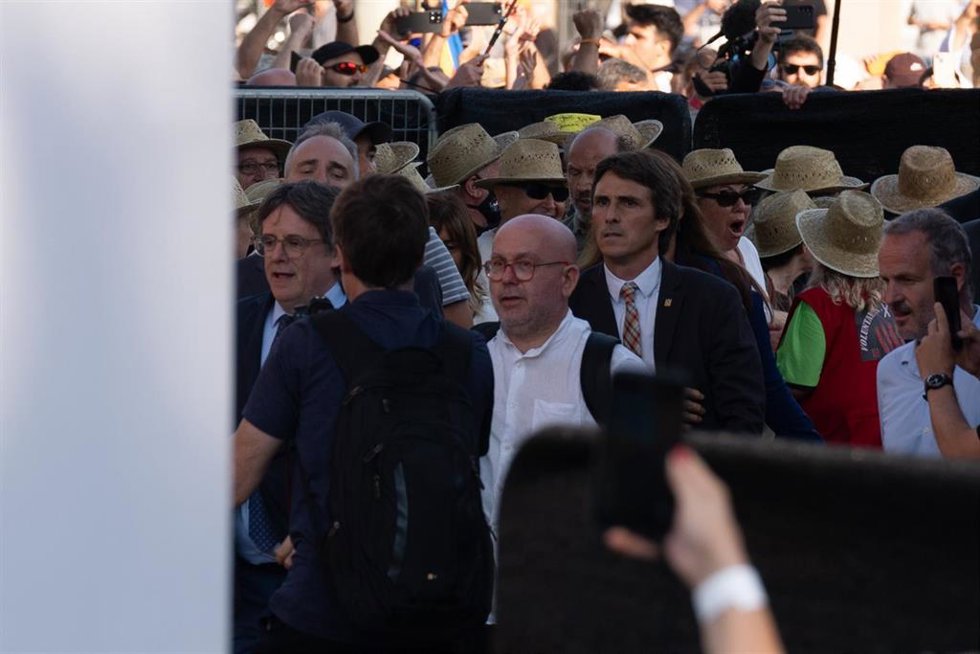 Archivo - El abogado del expresidente Carles Puigdemont, Gonzalo Boye en las inmediaciones del Arc de Triomf, donde Puigdemont ha ofrecido un discurso en un acto organizado por entidades independentistas, a 8 de agosto de 2024, en Barcelona, Catalunya (