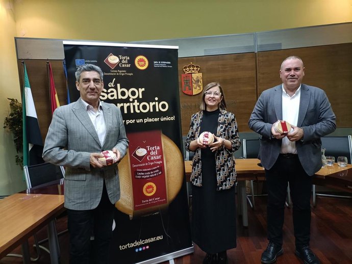 El director de la DOP Torta del Casar, Javier Muñoz, la diputada provincial Antonia Molina y el presidente de la DOP, Ángel Pacheco, tras la presentación de resultados de 2024