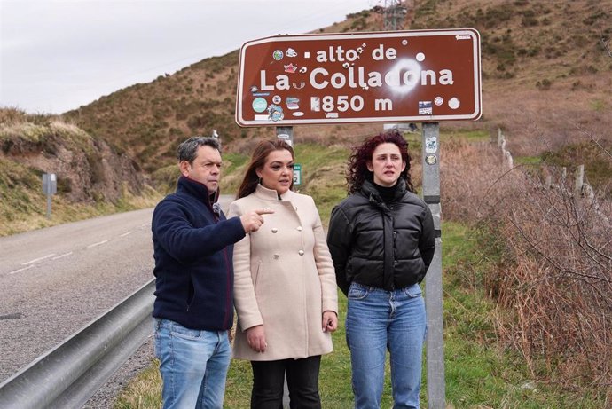 La portavoz de Vox en la Junta General del Principado de Asturias, Carolina López, junto a concejales de Vox de Aller y Laviana en el Alto de la Colladona.