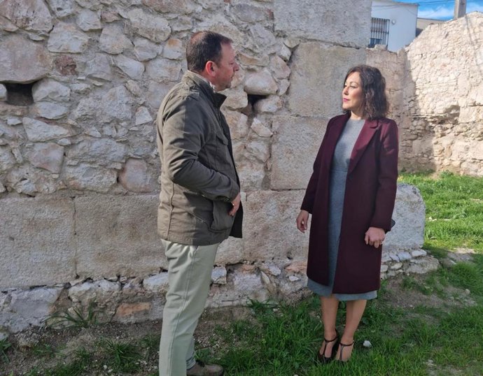 La diputada provincial de Cohesión Territorial, Teresa Jiménez, y el alcalde de la localidad sevillana de Lora de Estepa, Enrique Jiménez Rivas