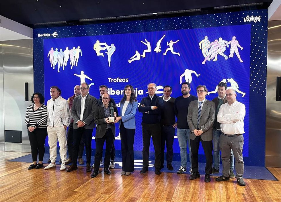 Foto de familia tras la renovación del acuerdo de colaboración para desarrollar el programa de Trofeos Ibercaja  Ciudad de Zaragoza en 2025.