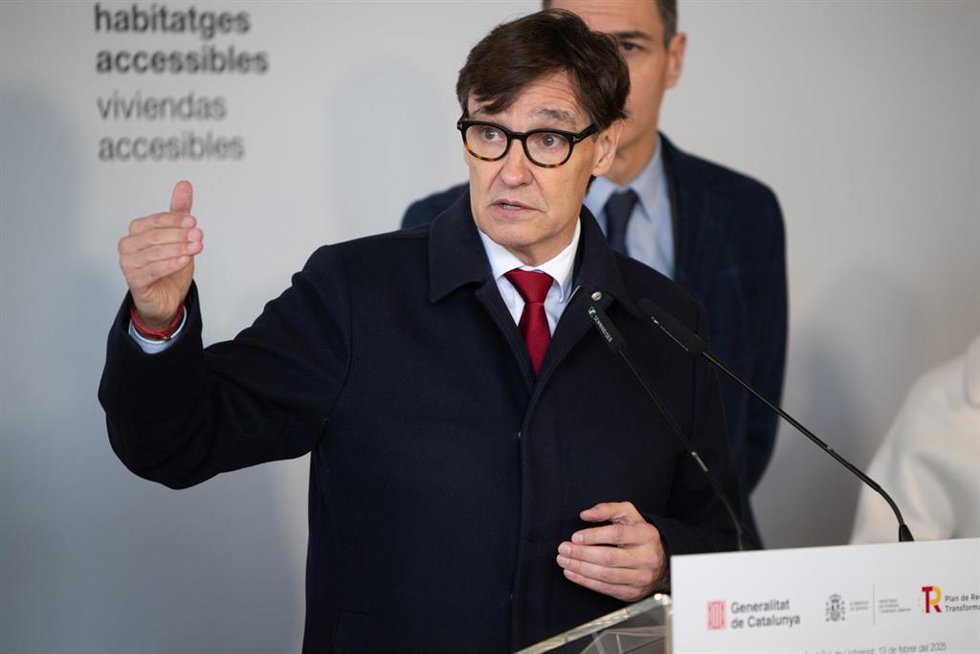 El presidente de la Generalitat, Salvador Illa, ofrece declaraciones a los medios después de visitar una promoción de vivienda social junto al presidente del Gobierno, Pedro Sánchez, y la ministra de Vivienda, Isabel Rodríguez, a 13 de febrero de 2025, 